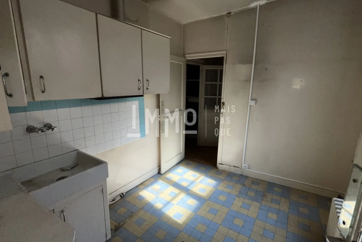 Investissez dans un lot de deux immeubles à Saint-Calais – Opportunité rare 