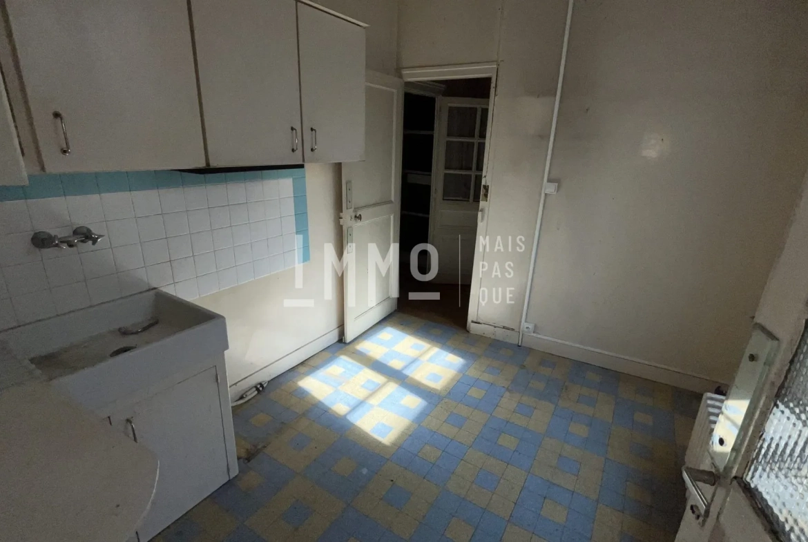 Investissez dans un lot de deux immeubles à Saint-Calais – Opportunité rare 