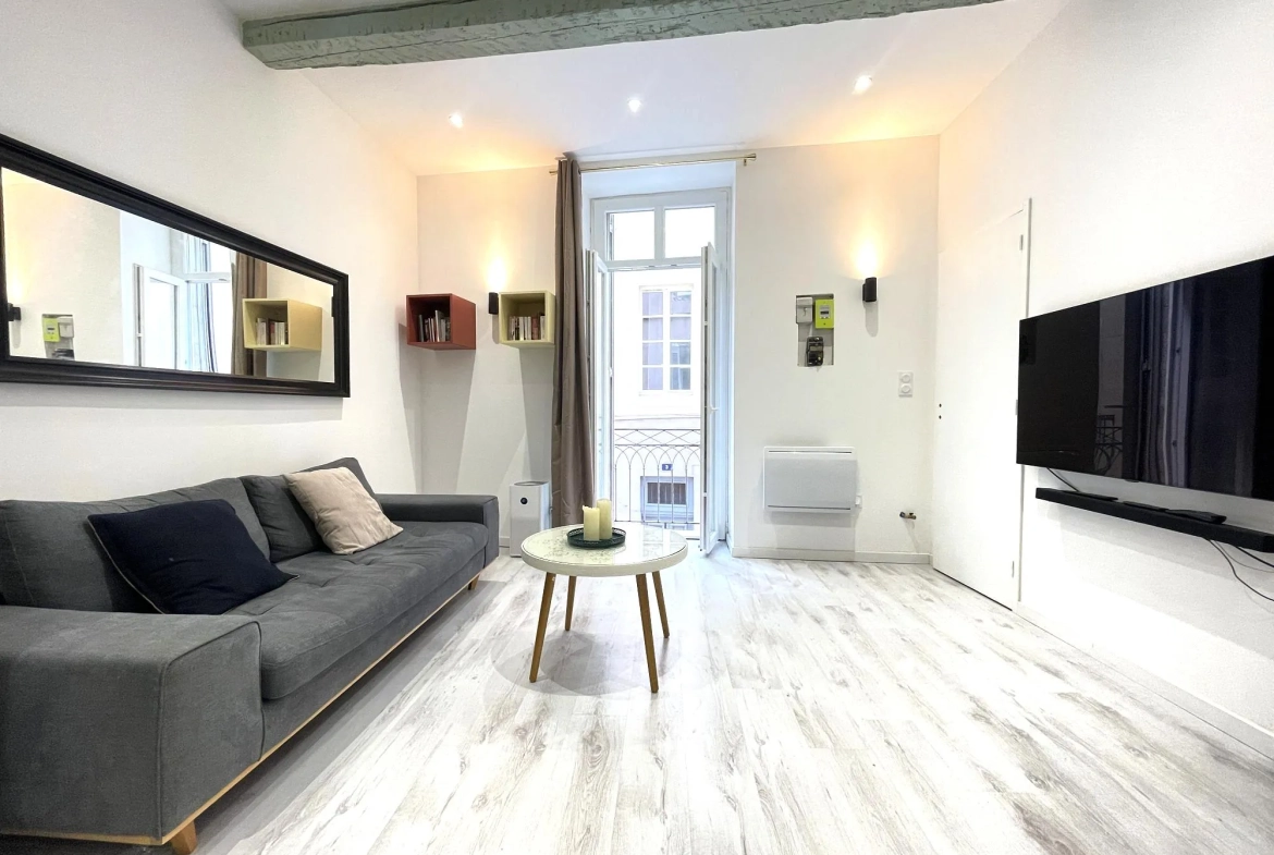 Salon - appartement T2 centre ville Nîmes Appartement T2 rénové et meublé de 38 m² en centre-ville de Nîmes 