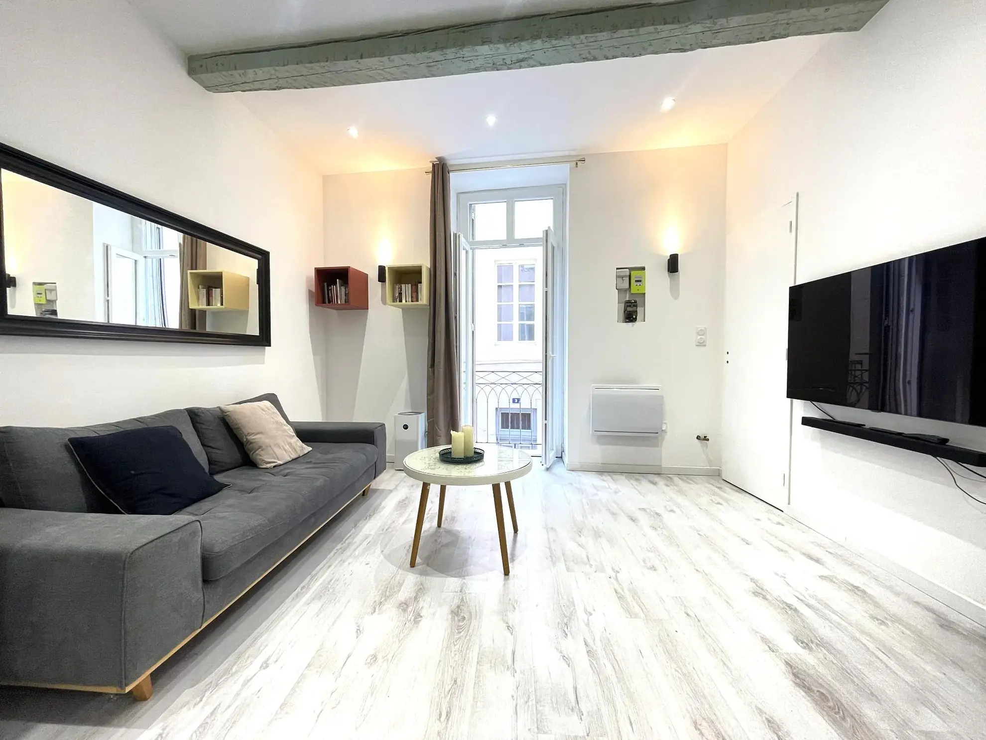Salon - appartement T2 centre ville Nîmes Appartement T2 rénové et meublé de 38 m² en centre-ville de Nîmes 