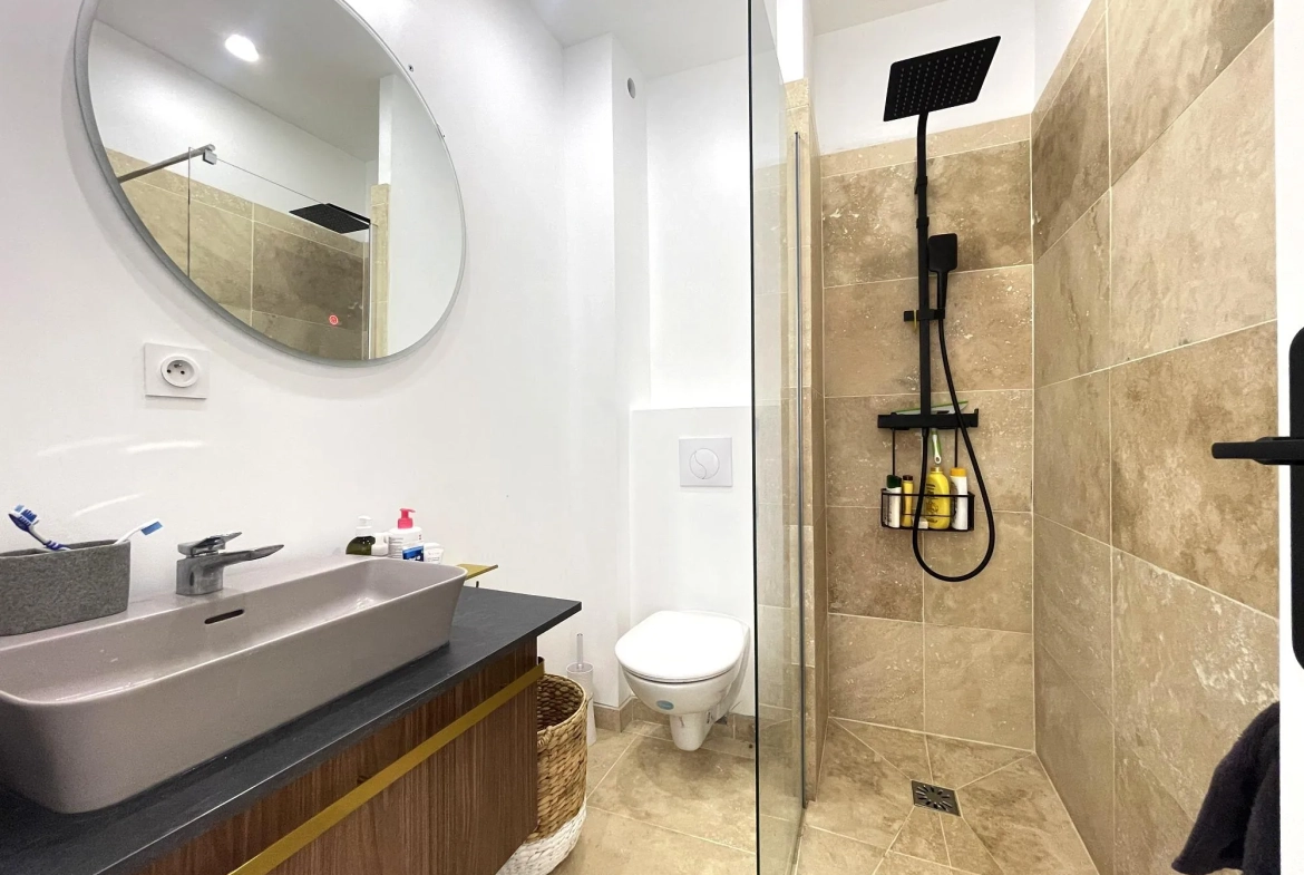 Salle d'eau - centre ville Nîmes Appartement T2 rénové et meublé de 38 m² en centre-ville de Nîmes 