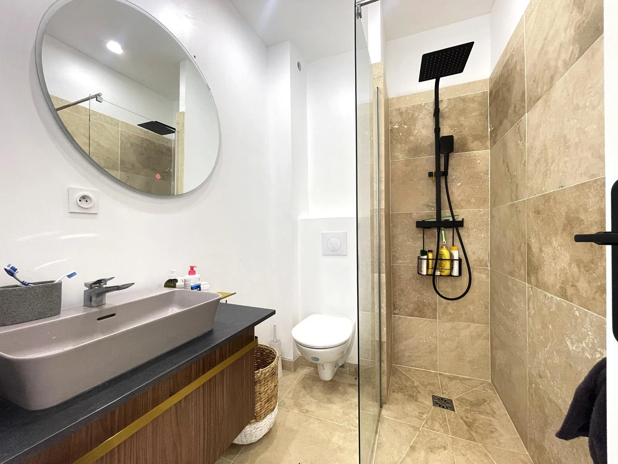 Salle d'eau - centre ville Nîmes Appartement T2 rénové et meublé de 38 m² en centre-ville de Nîmes 
