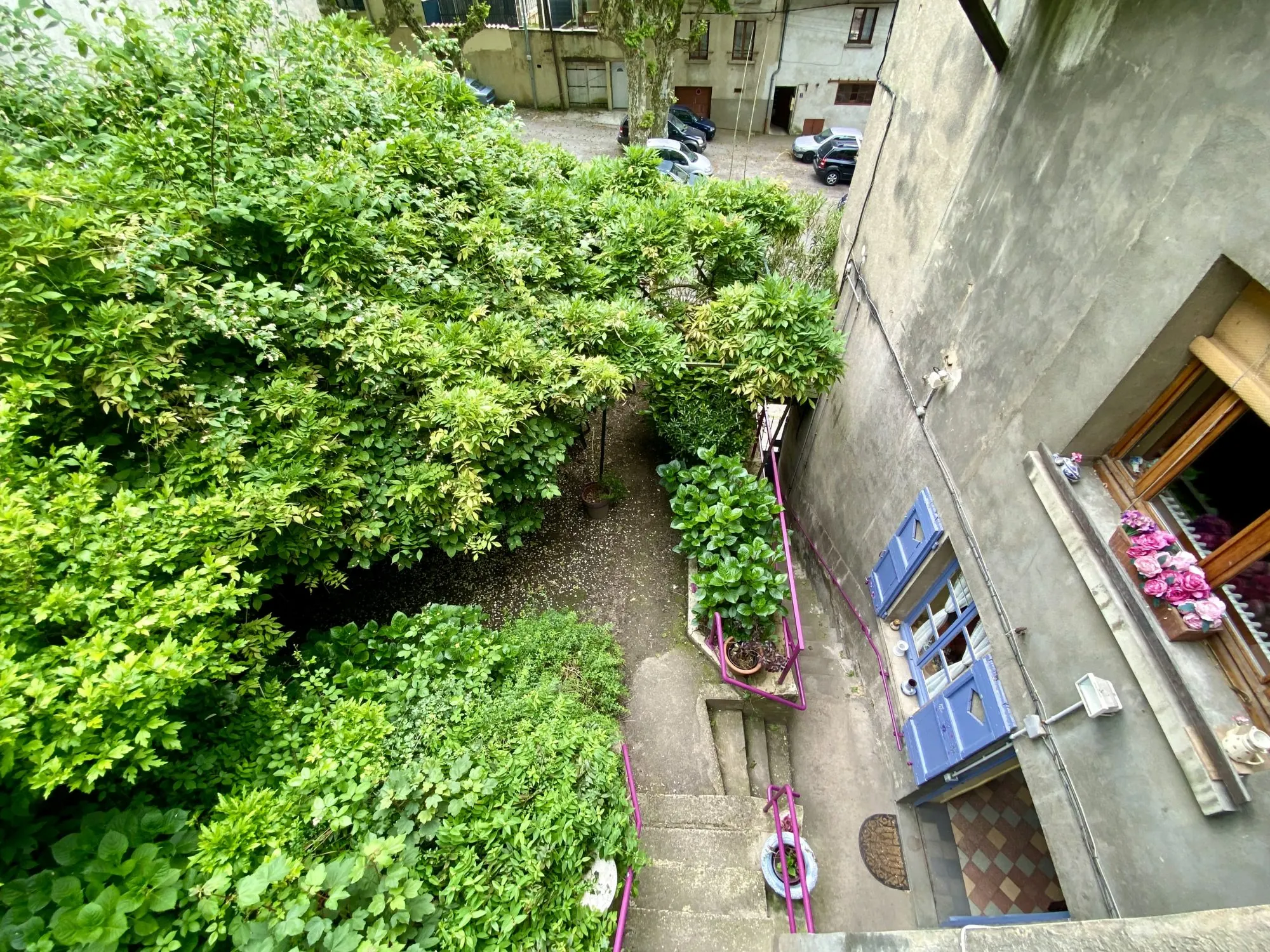 Maison à vendre à Vienne avec garage et terrasse, à rénover 