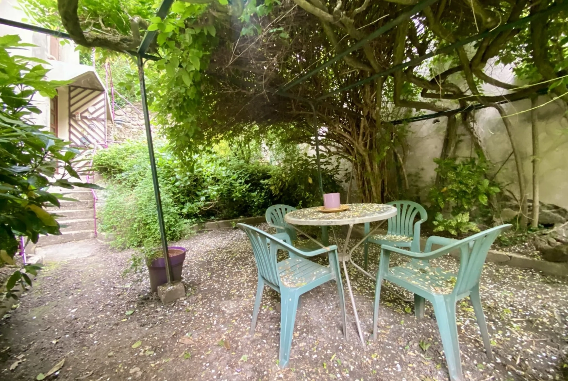 Maison à vendre à Vienne avec garage et terrasse, à rénover 