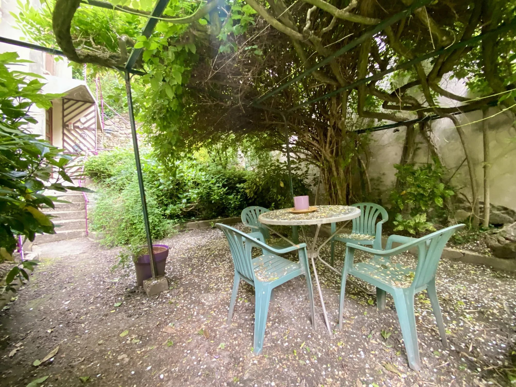 Maison à vendre à Vienne avec garage et terrasse, à rénover 