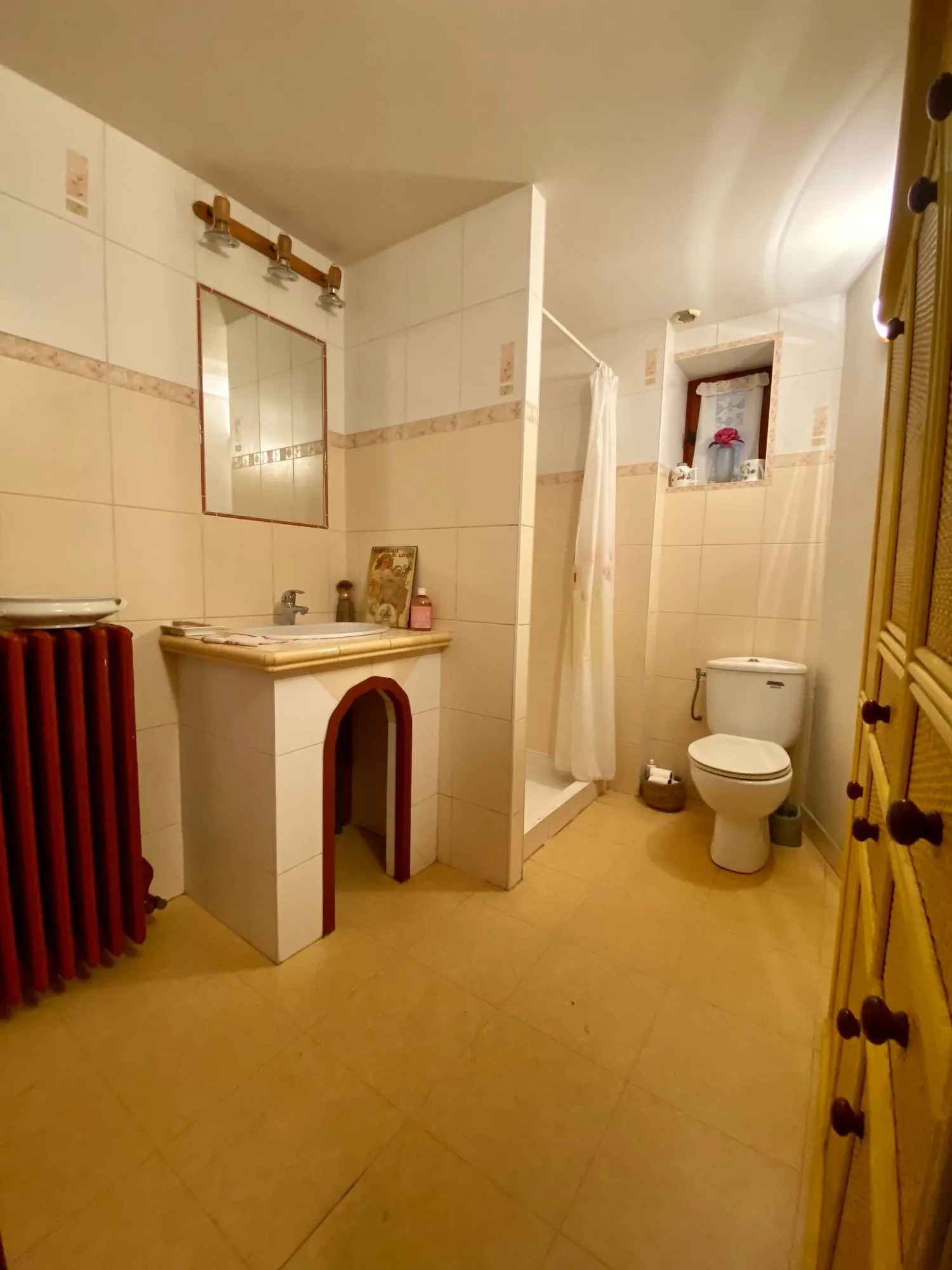 Maison à vendre à Vienne avec garage et terrasse, à rénover 