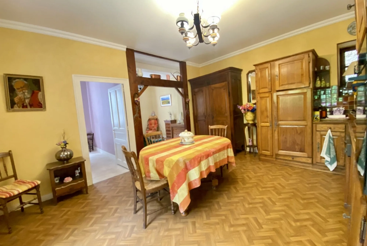 Maison à vendre à Vienne avec garage et terrasse, à rénover 