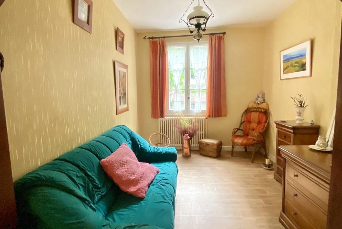 Maison à vendre à Vienne avec garage et terrasse, à rénover 