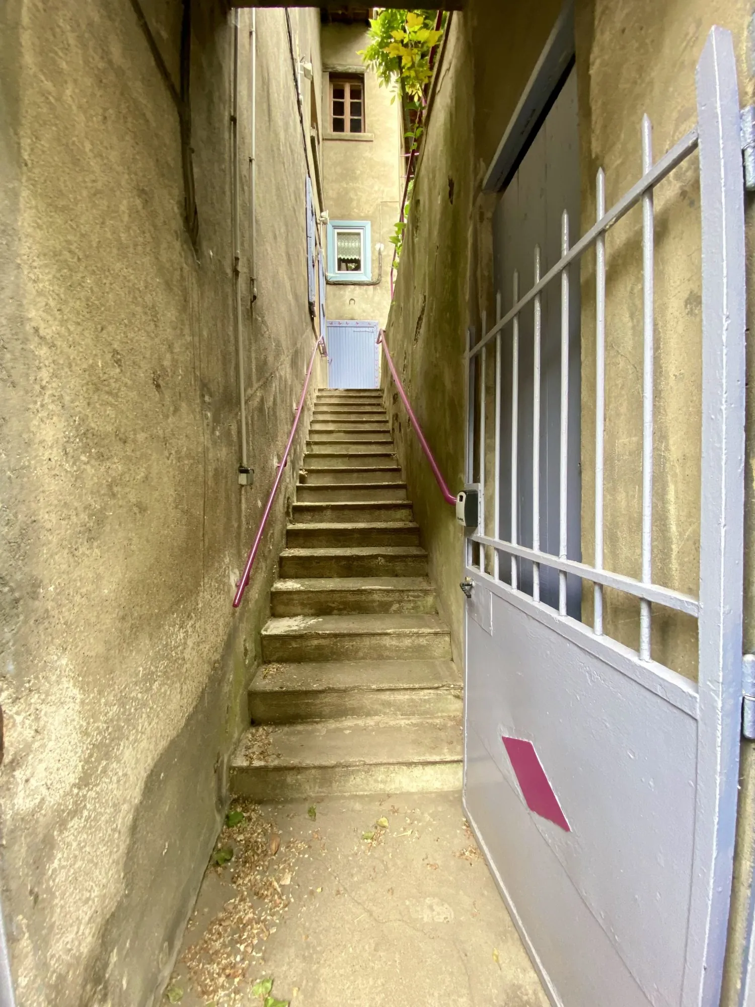 Maison à vendre à Vienne avec garage et terrasse, à rénover 