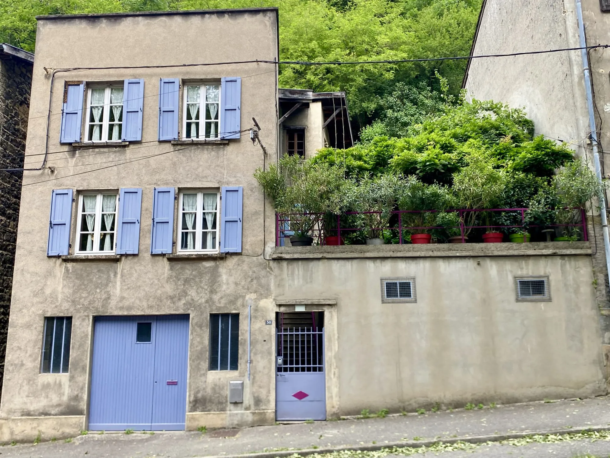 Maison à vendre à Vienne avec garage et terrasse, à rénover 