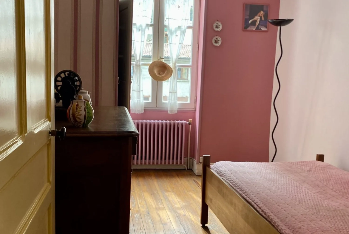 Maison à vendre à Vienne avec garage et terrasse, à rénover 