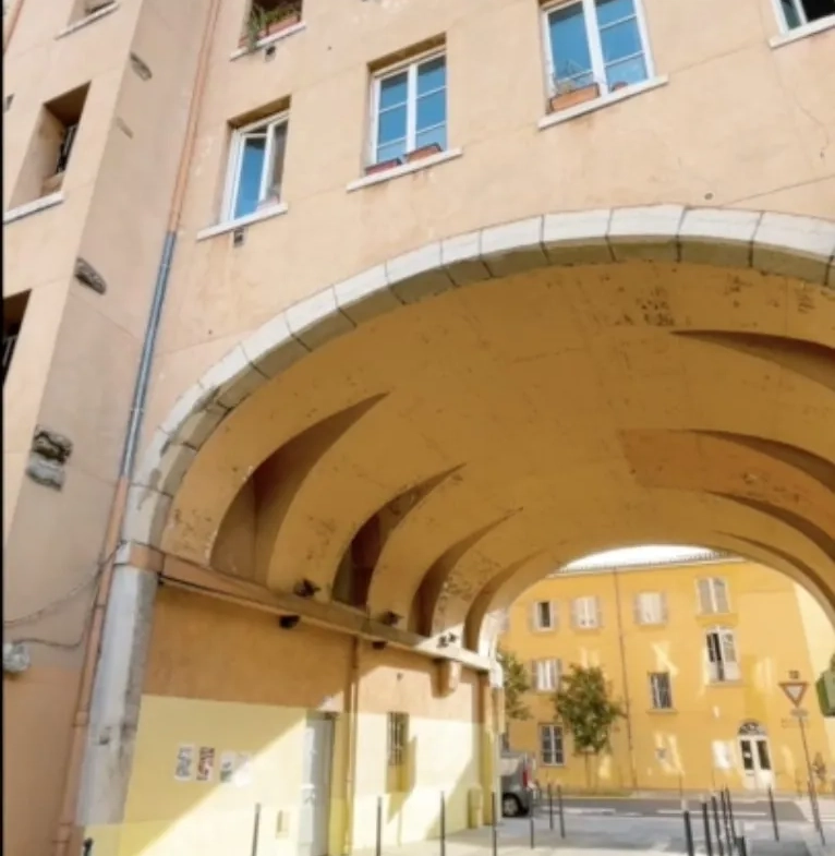 Appartement à vendre Lyon 7, Saint Michel, T2 loué avec kitchenette et salle d'eau 