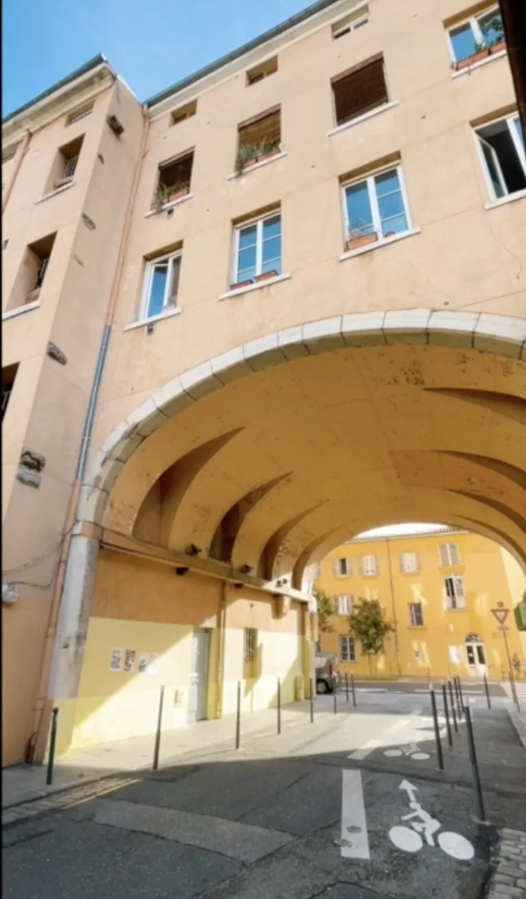 Appartement à vendre Lyon 7, Saint Michel, T2 loué avec kitchenette et salle d'eau 