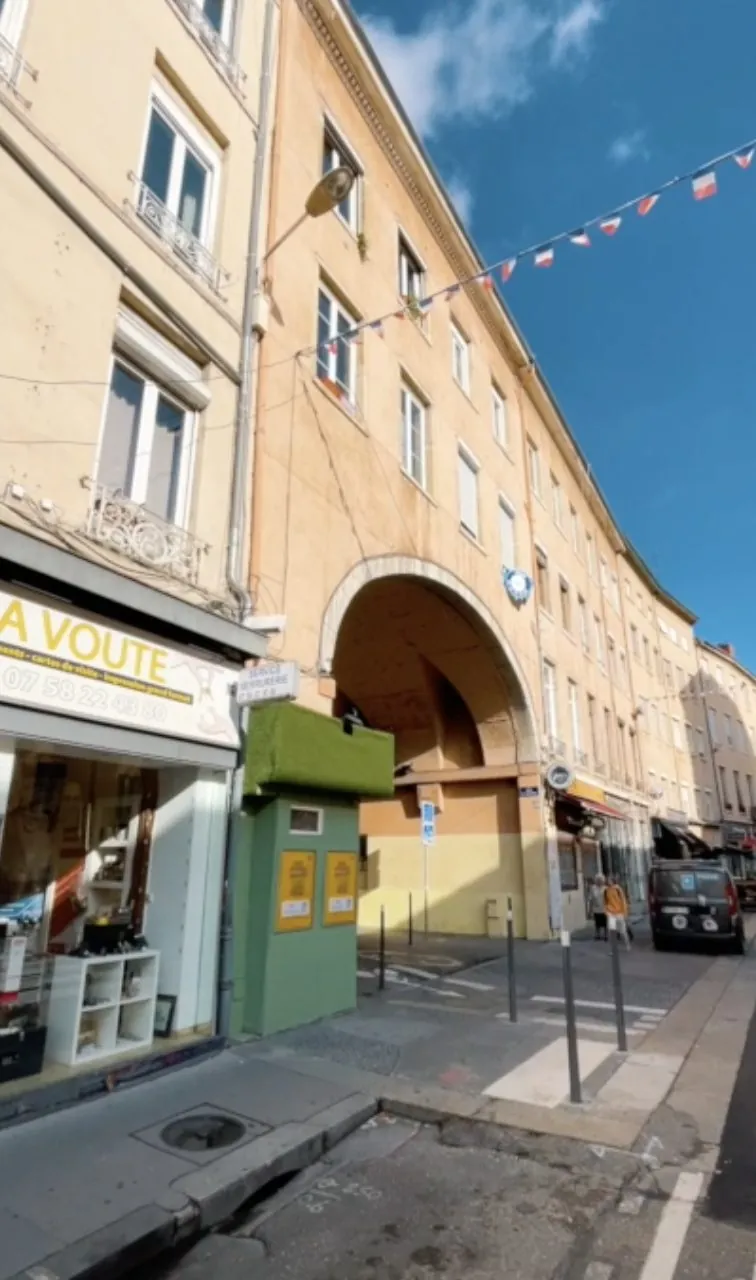 Appartement à vendre Lyon 7, Saint Michel, T2 loué avec kitchenette et salle d'eau 