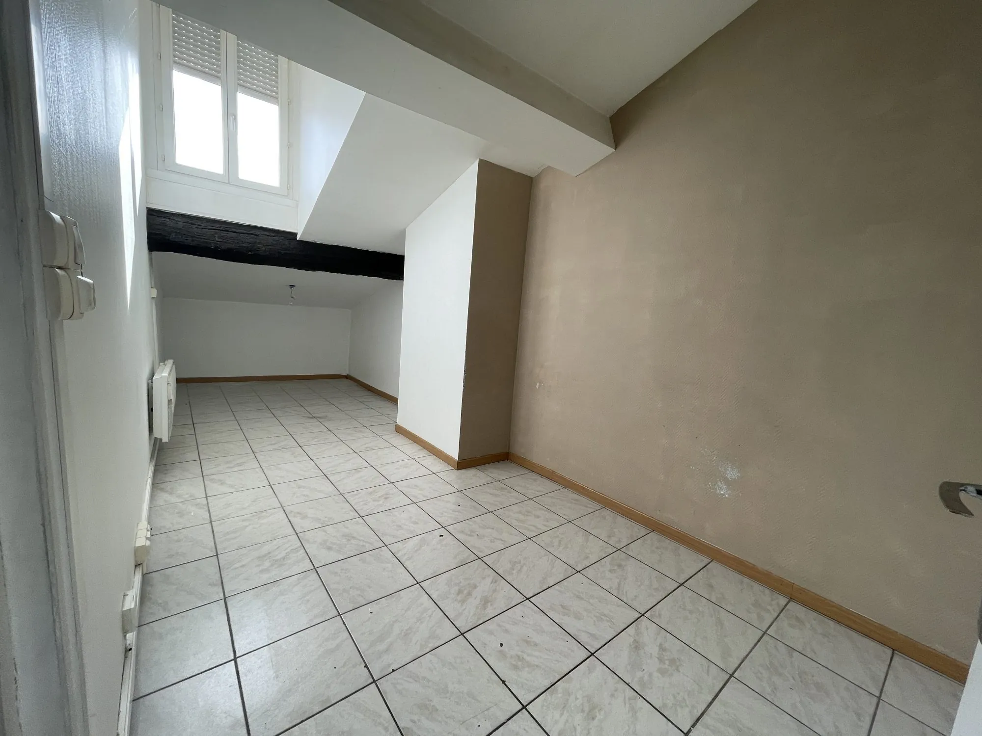 Appartement à vendre Lyon 7, Saint Michel, T2 loué avec kitchenette et salle d'eau 