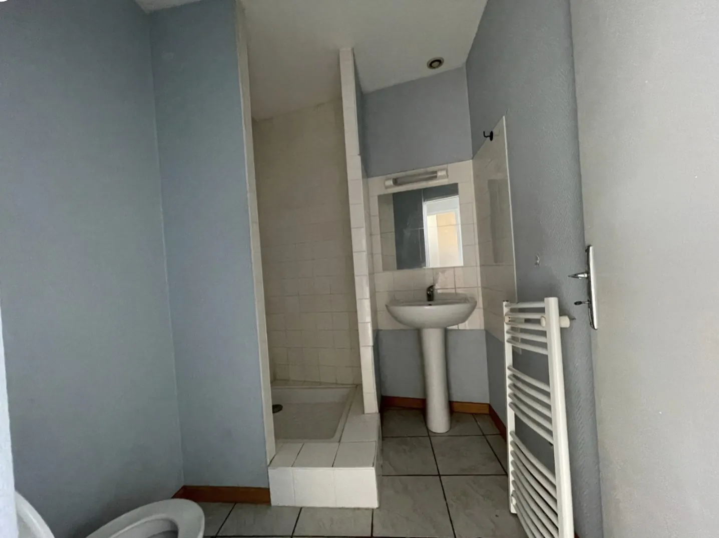 Appartement à vendre Lyon 7, Saint Michel, T2 loué avec kitchenette et salle d'eau 