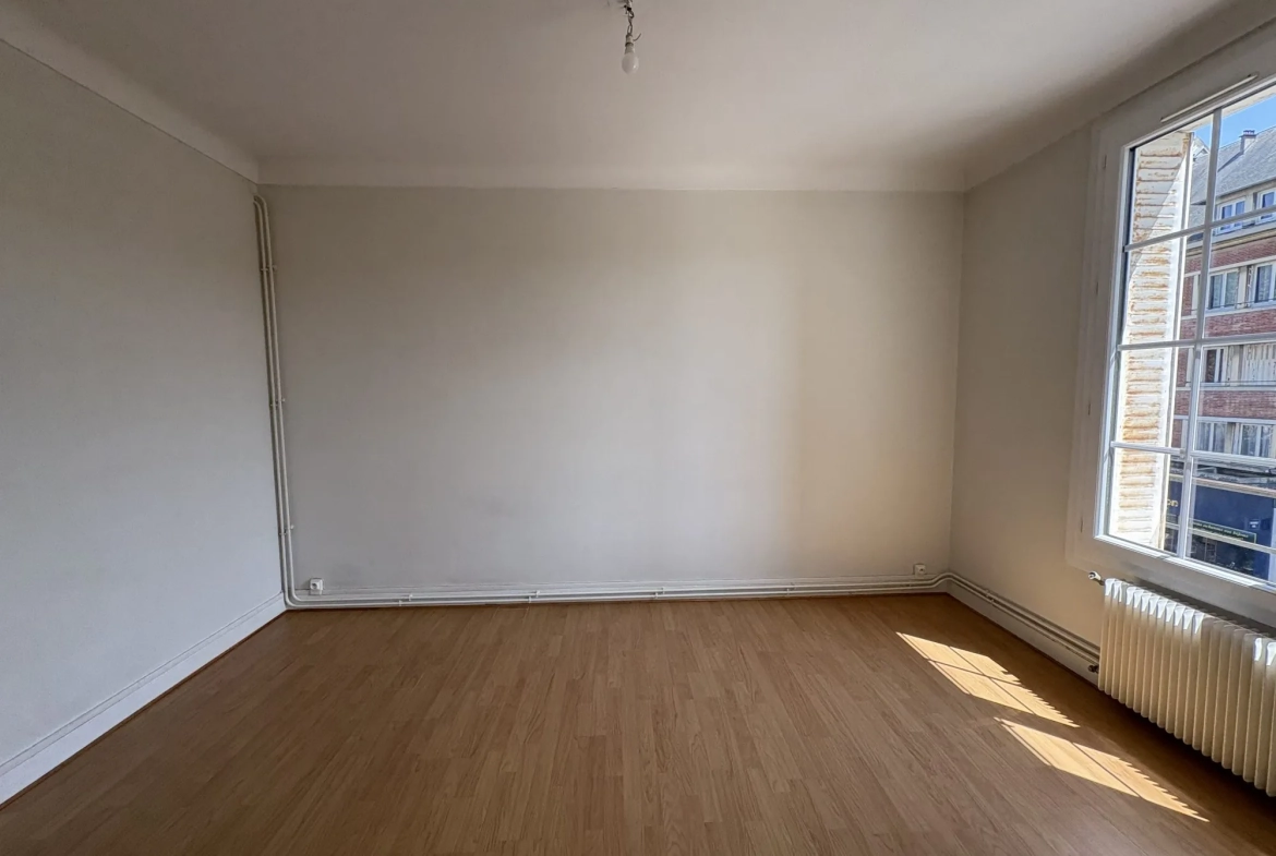 Appartement à vendre au centre de Lisieux avec cave et faibles charges 