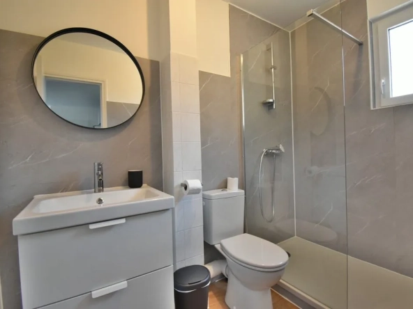 Appartement T2 rénové avec piscine à Rohan proche du canal de Nantes à Brest