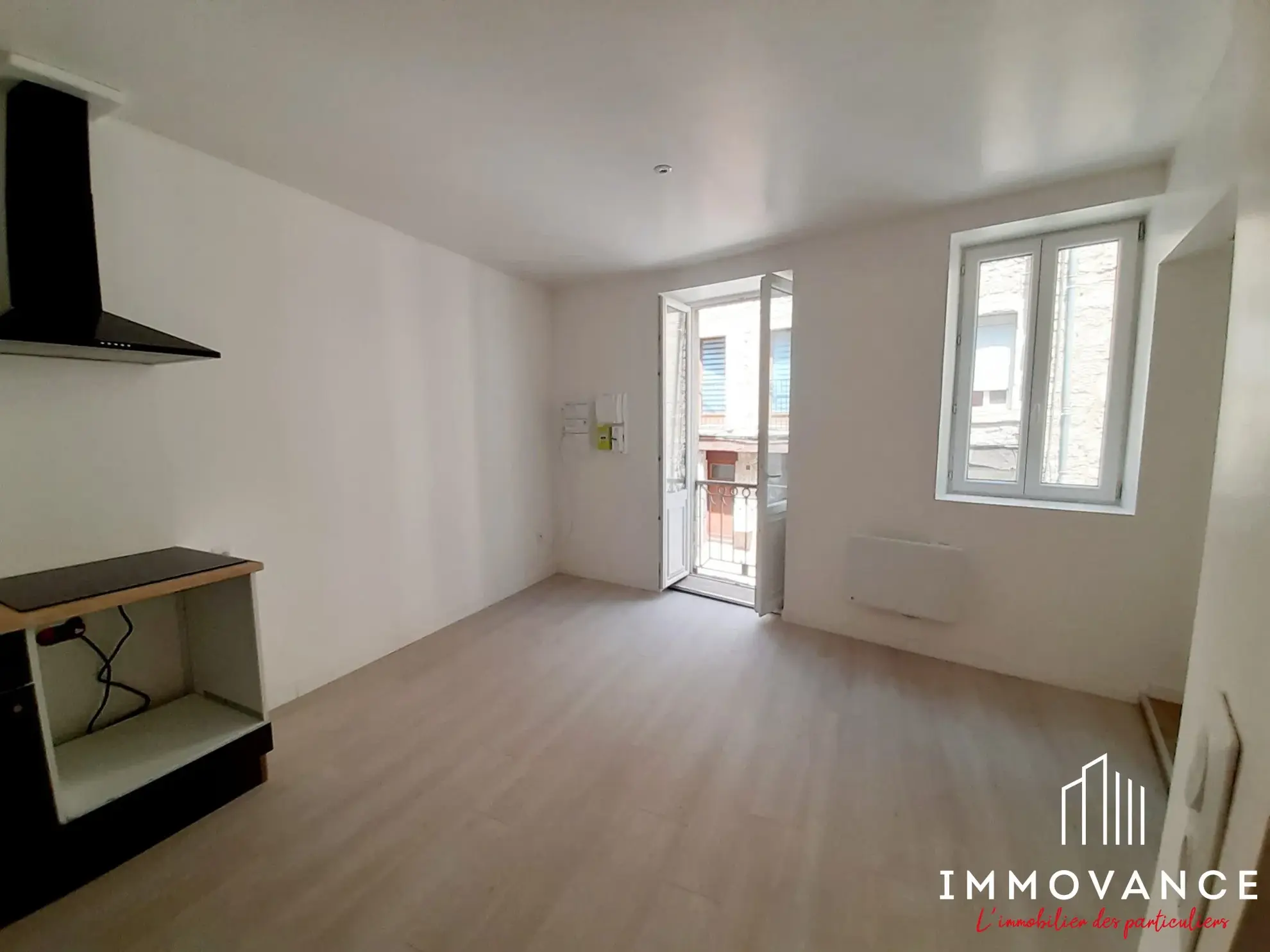 Maison de charme rénovée à Saint-Affrique avec 2 chambres, cave et modernités 