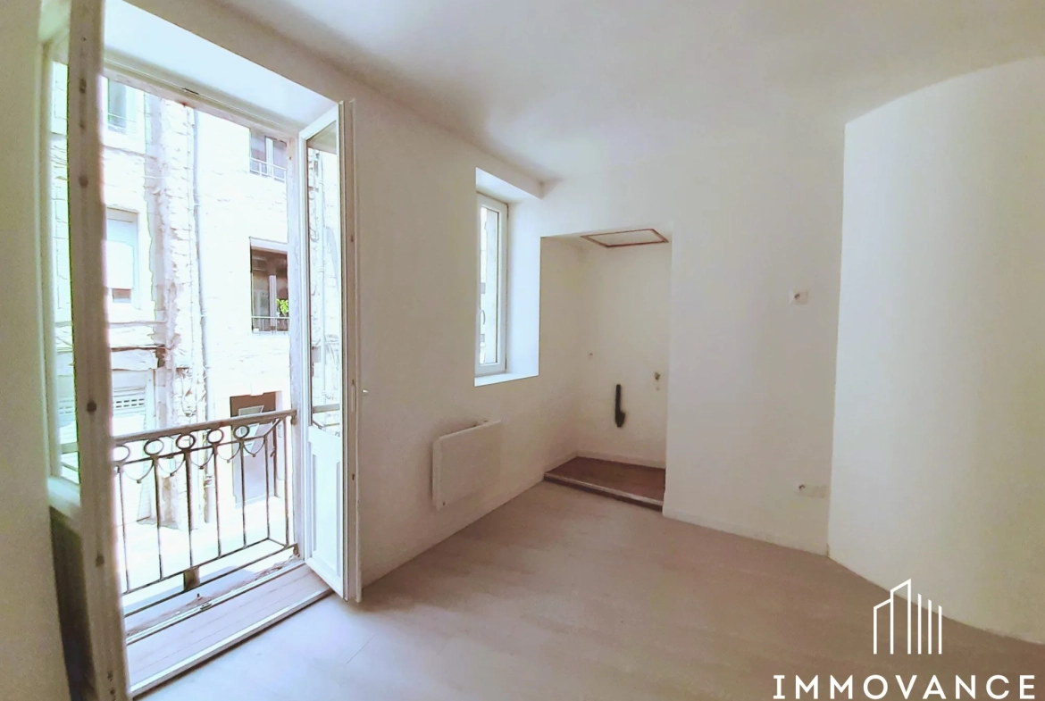 Maison de charme rénovée à Saint-Affrique avec 2 chambres, cave et modernités 