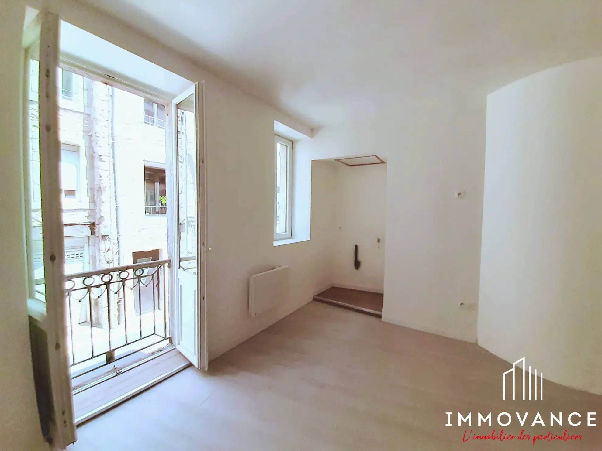 Maison de charme rénovée à Saint-Affrique avec 2 chambres, cave et modernités 