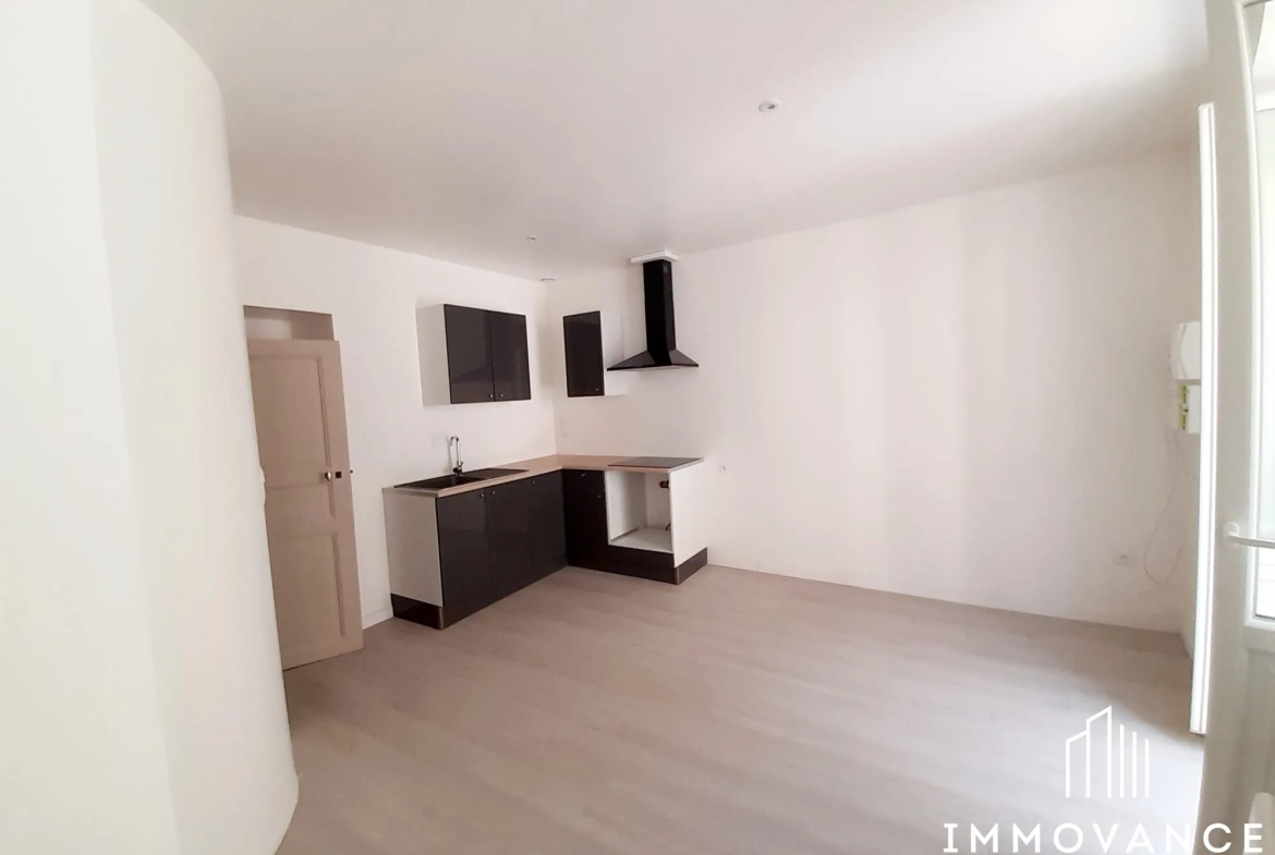 Maison de charme rénovée à Saint-Affrique avec 2 chambres, cave et modernités 