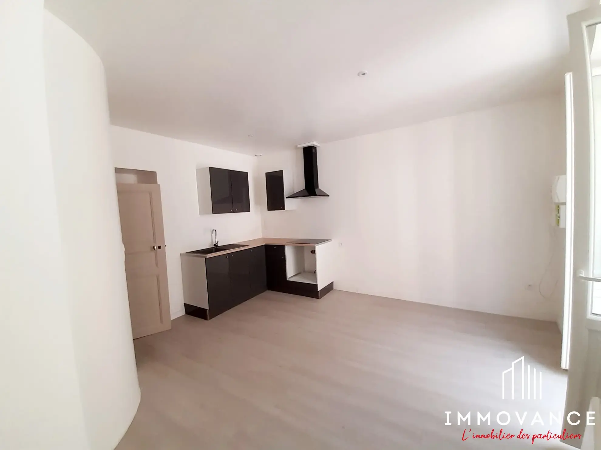 Maison de charme rénovée à Saint-Affrique avec 2 chambres, cave et modernités 