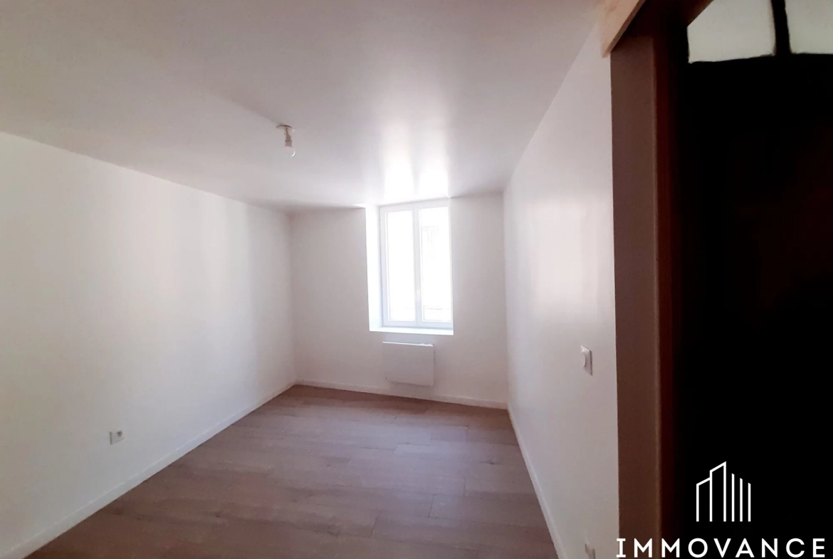 Maison de charme rénovée à Saint-Affrique avec 2 chambres, cave et modernités 