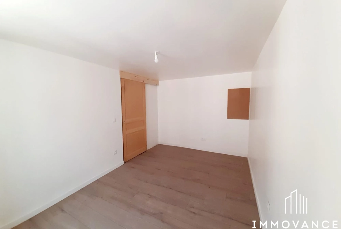 Maison de charme rénovée à Saint-Affrique avec 2 chambres, cave et modernités 