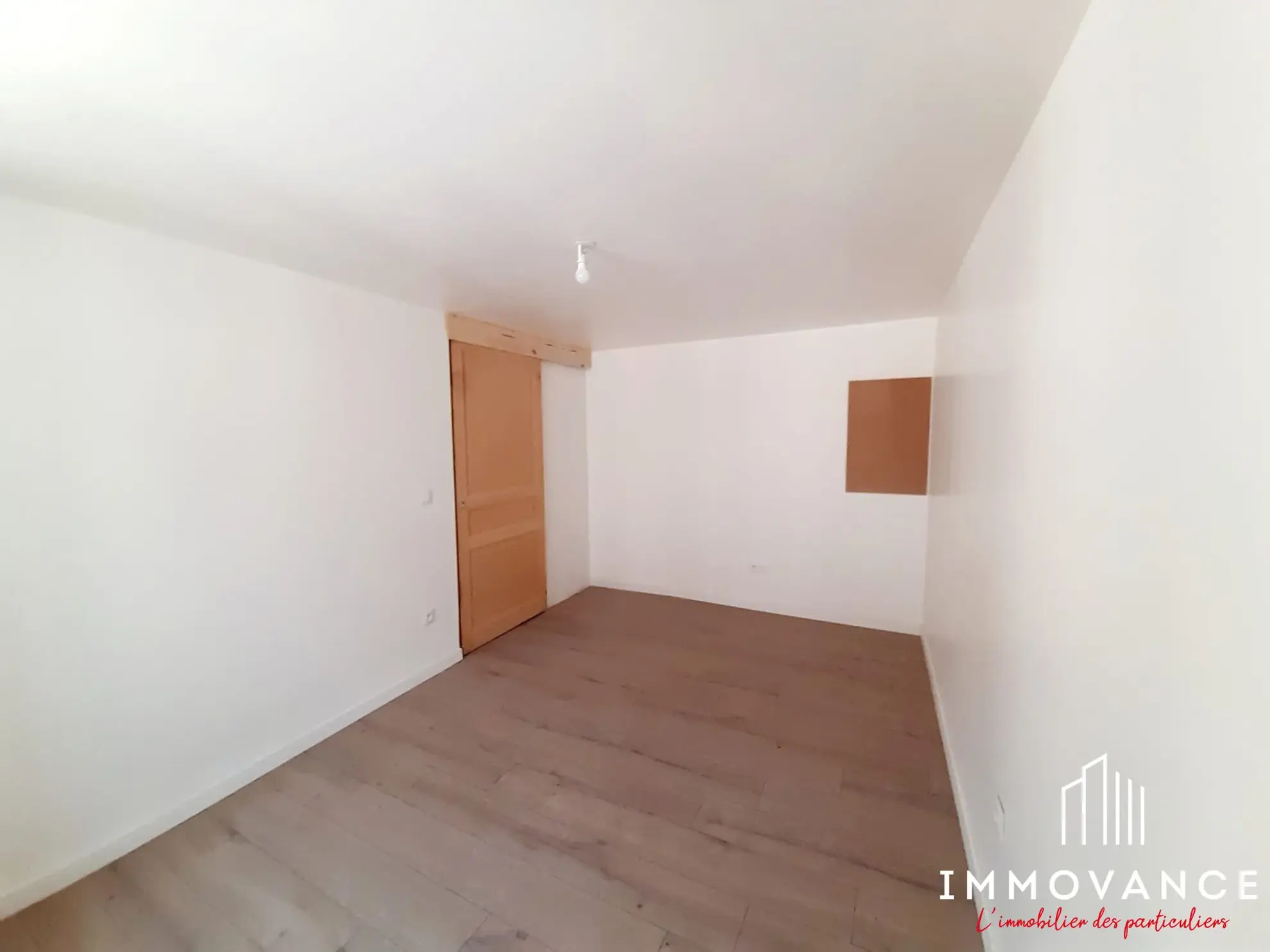 Maison de charme rénovée à Saint-Affrique avec 2 chambres, cave et modernités 