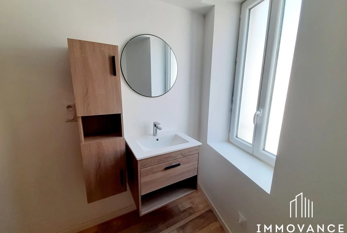 Maison de charme rénovée à Saint-Affrique avec 2 chambres, cave et modernités 