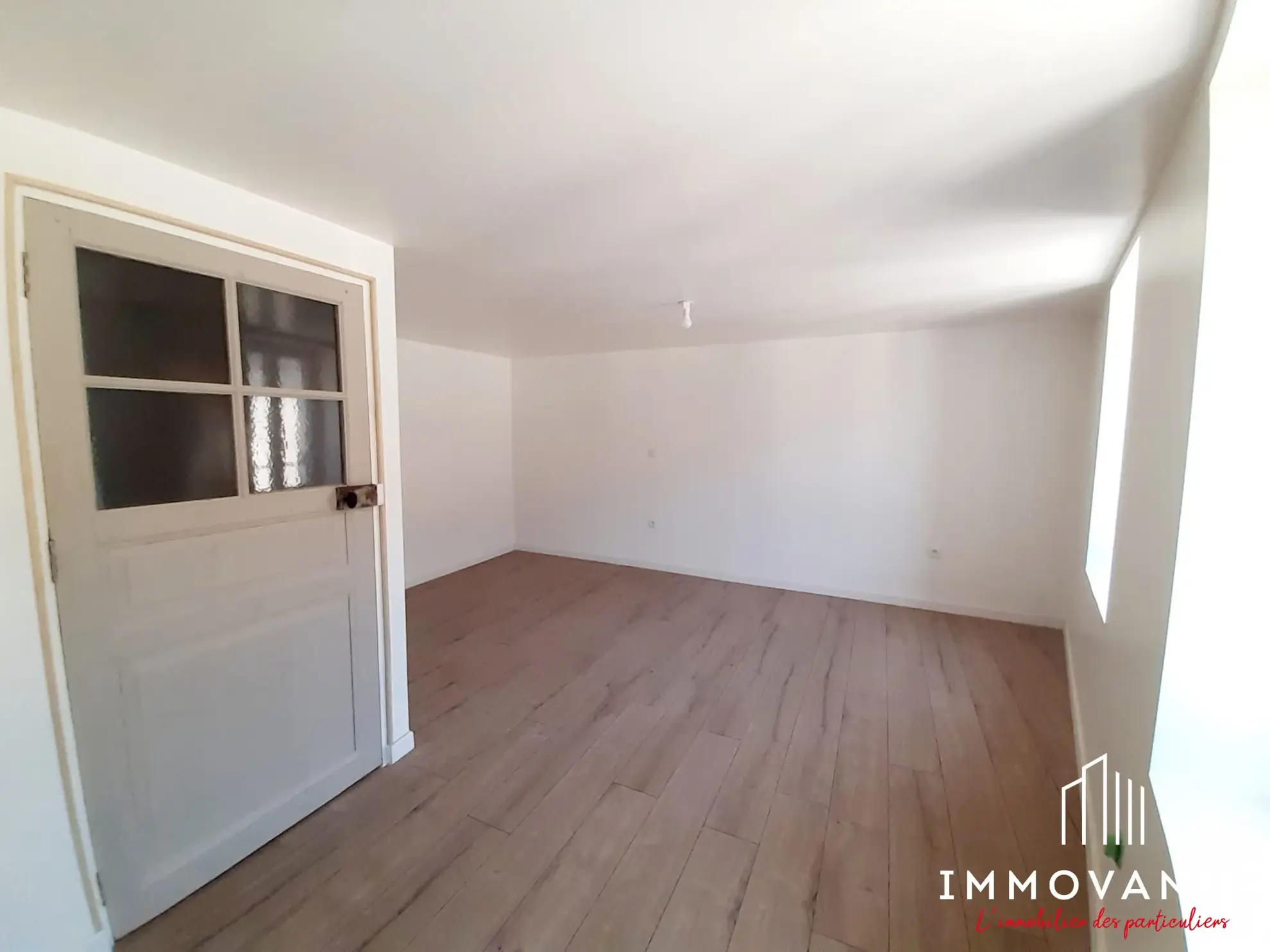 Maison de charme rénovée à Saint-Affrique avec 2 chambres, cave et modernités 