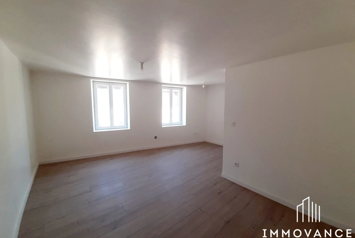 Maison de charme rénovée à Saint-Affrique avec 2 chambres, cave et modernités 