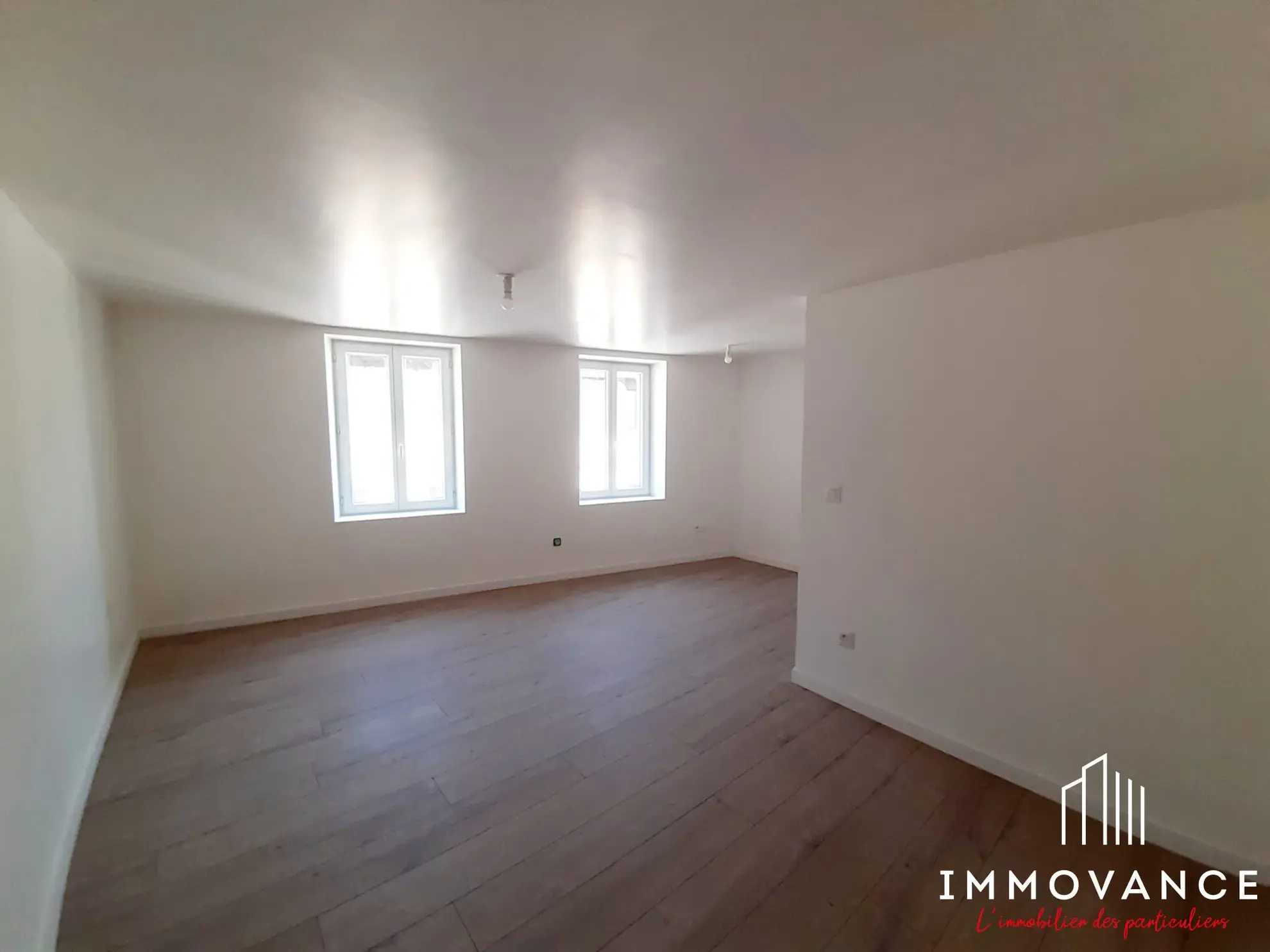 Maison de charme rénovée à Saint-Affrique avec 2 chambres, cave et modernités 