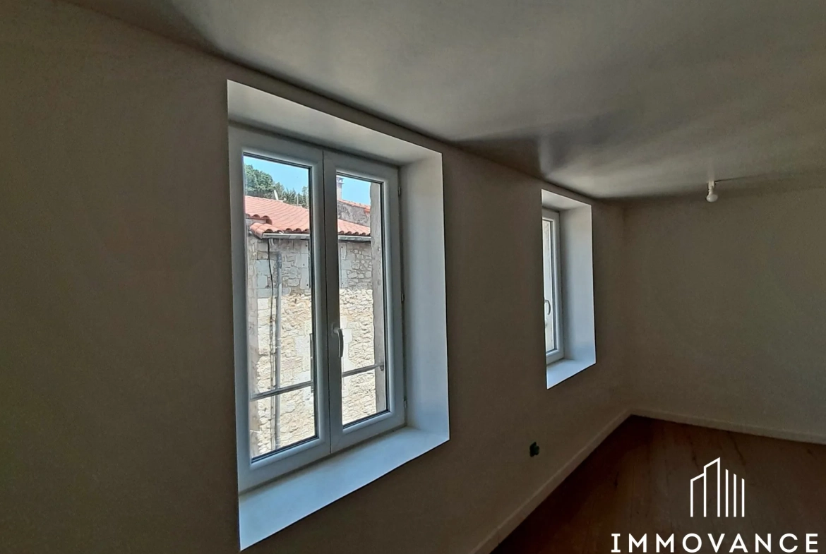 Maison de charme rénovée à Saint-Affrique avec 2 chambres, cave et modernités 