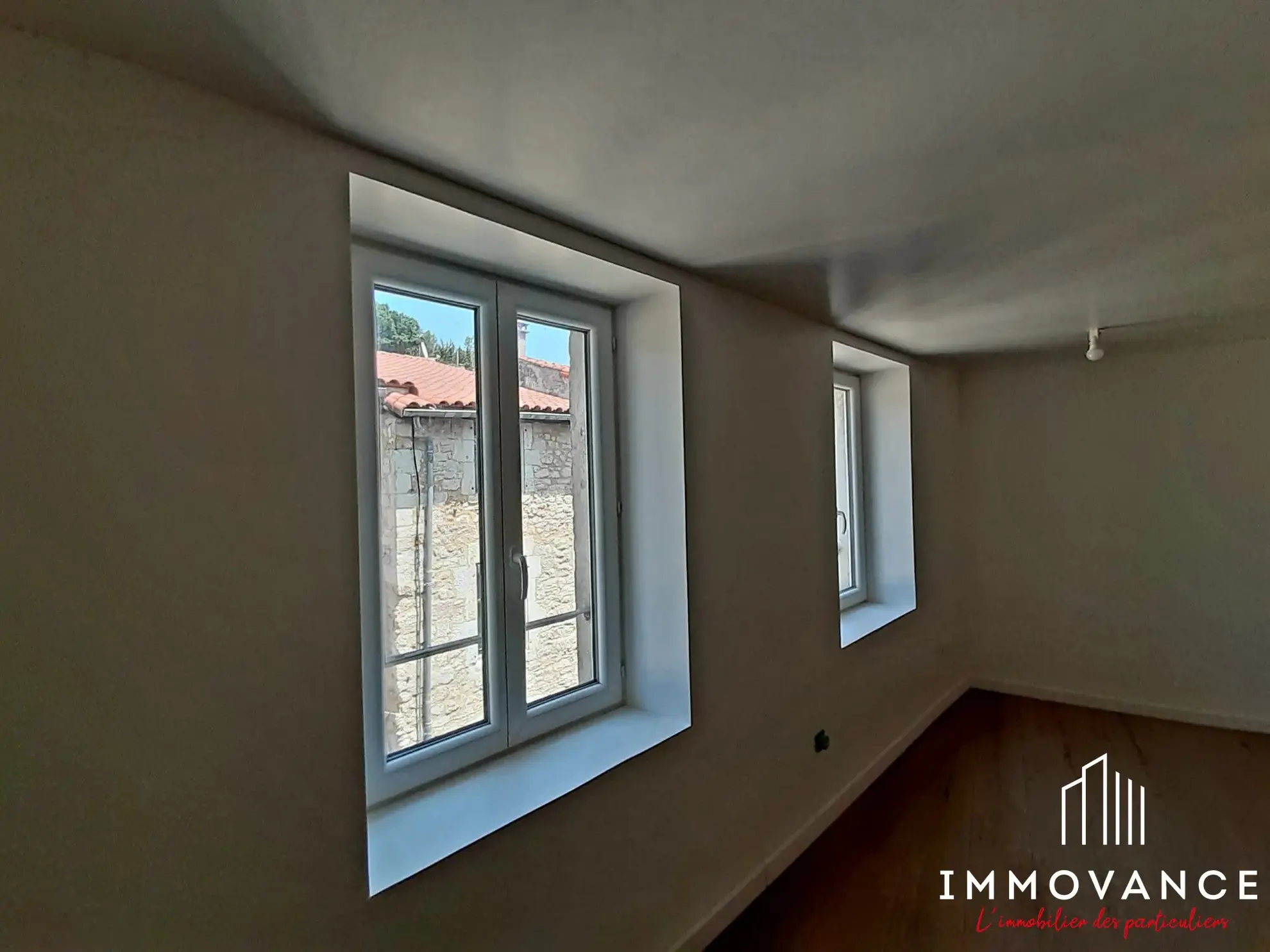 Maison de charme rénovée à Saint-Affrique avec 2 chambres, cave et modernités 