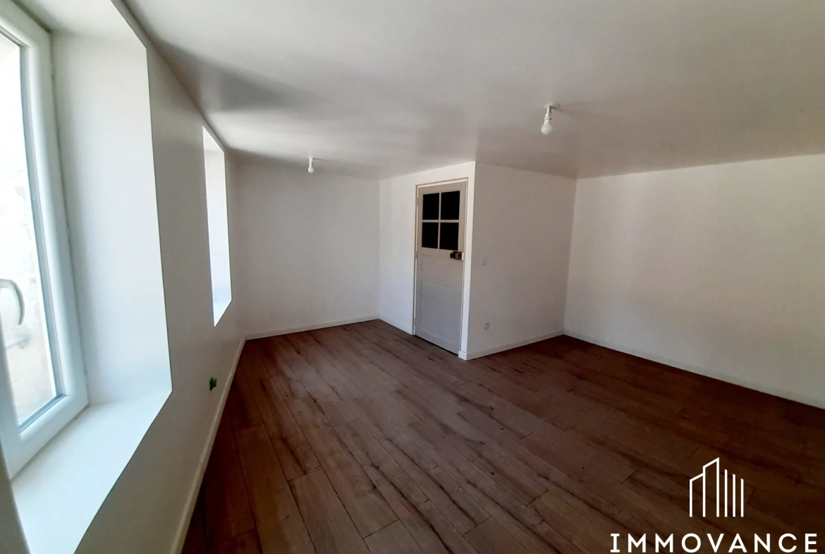 Maison de charme rénovée à Saint-Affrique avec 2 chambres, cave et modernités 