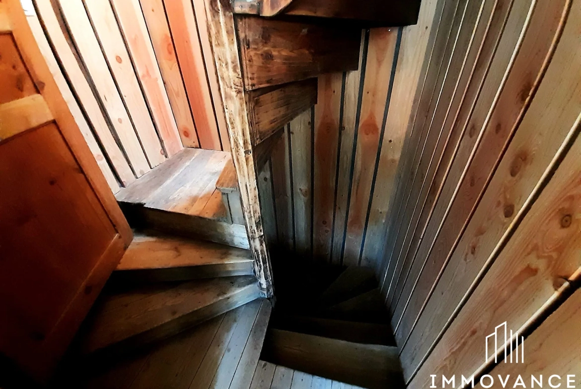 Maison de charme rénovée à Saint-Affrique avec 2 chambres, cave et modernités 