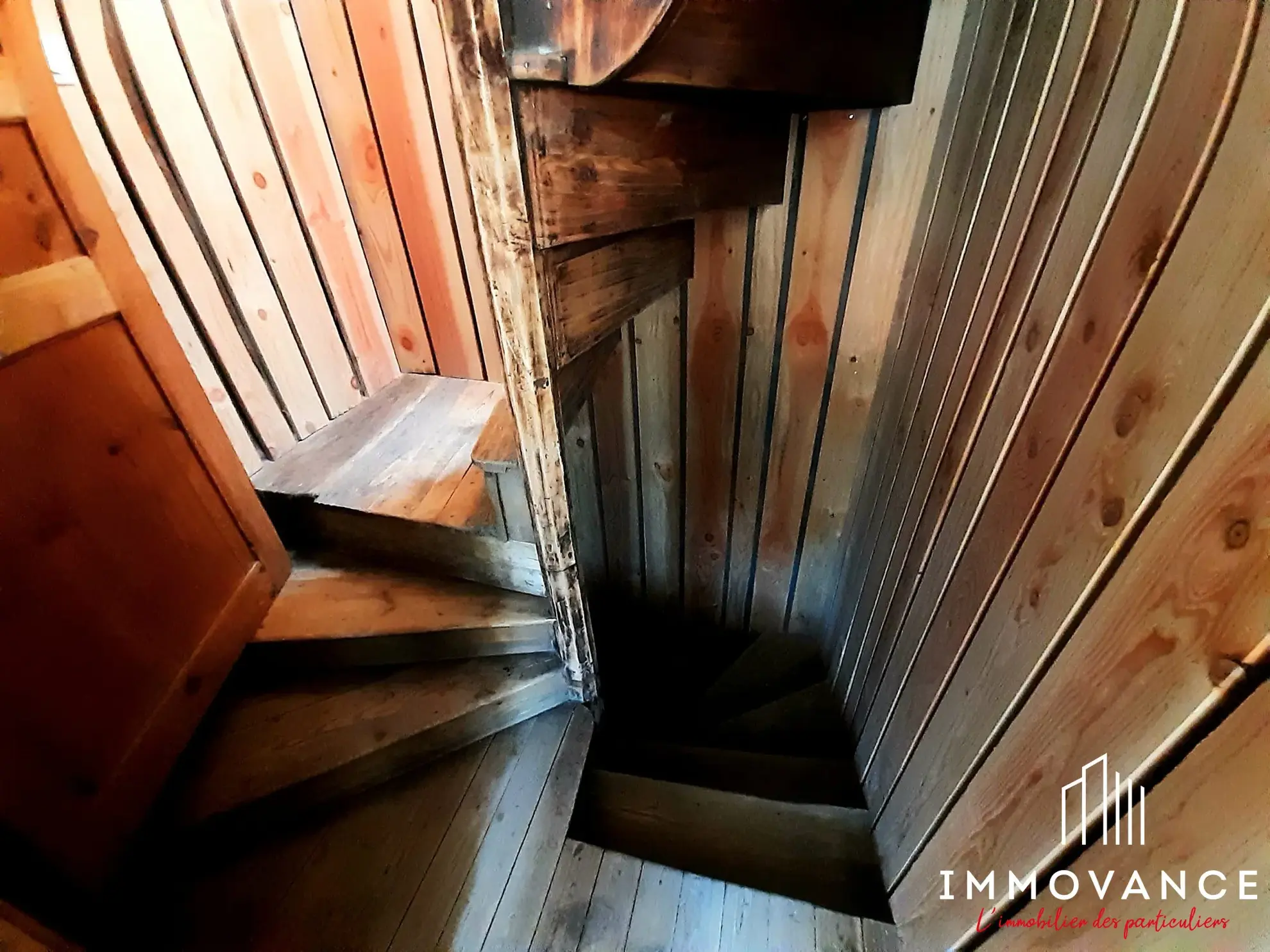 Maison de charme rénovée à Saint-Affrique avec 2 chambres, cave et modernités 