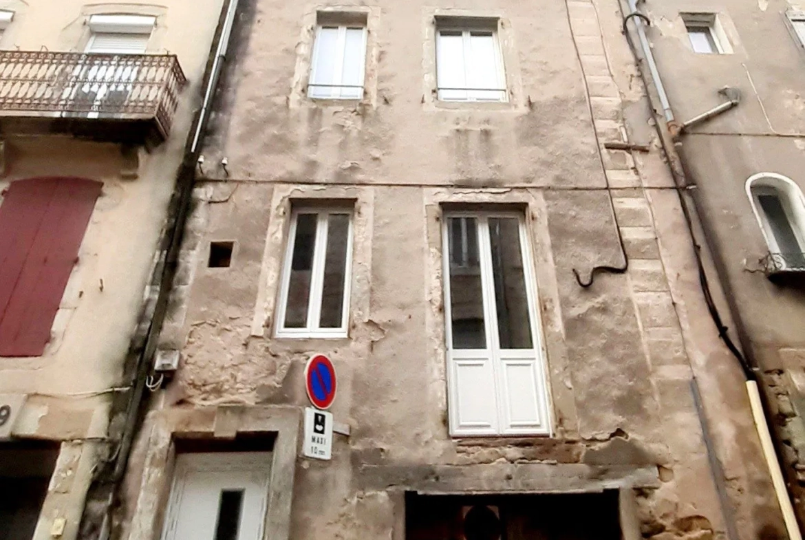Maison de charme rénovée à Saint-Affrique avec 2 chambres, cave et modernités 
