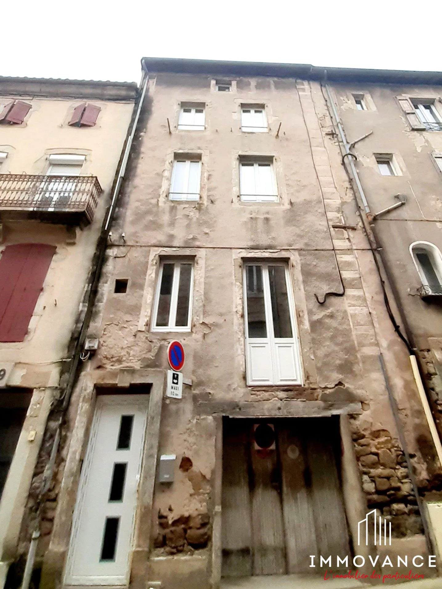 Maison de charme rénovée à Saint-Affrique avec 2 chambres, cave et modernités 