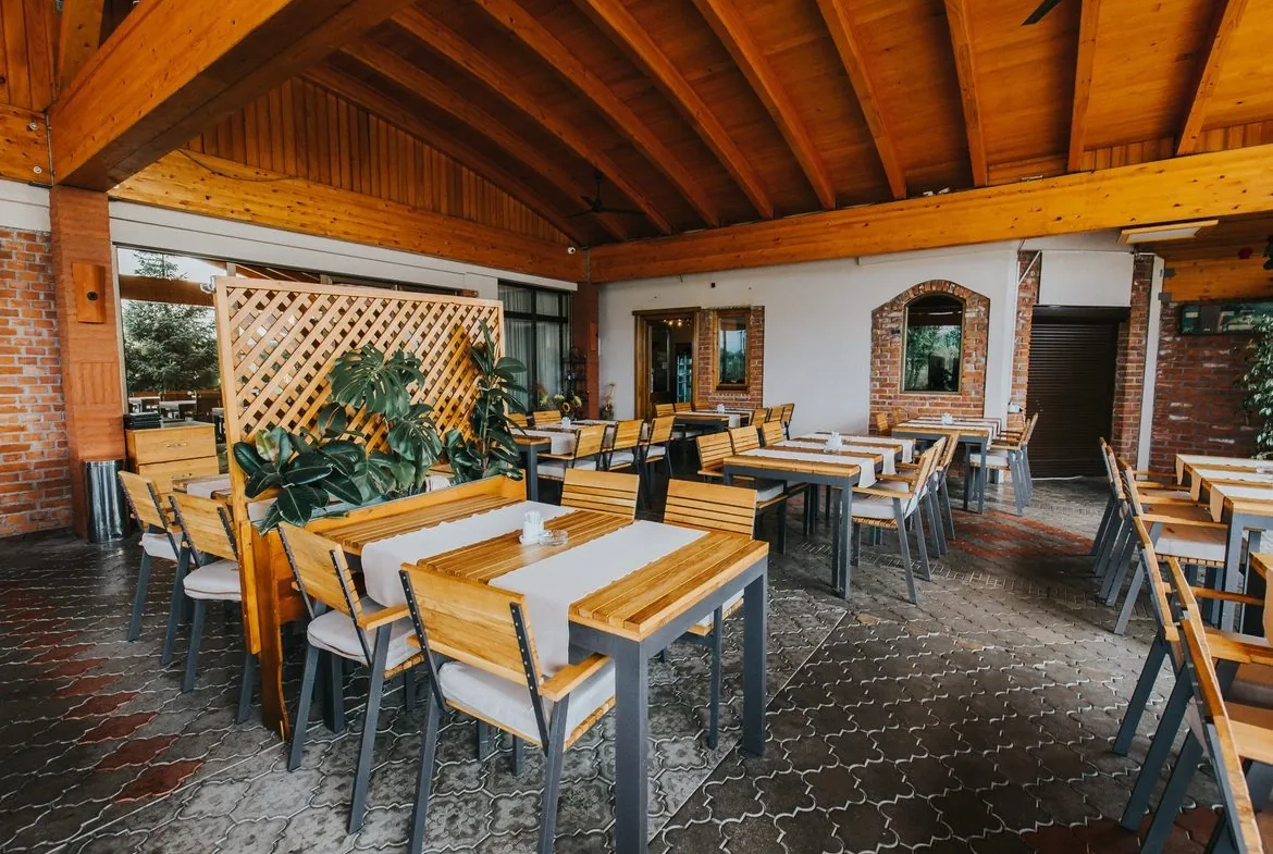 Restaurant à vendre dans la région d'Yverdon, établissement moderne avec logement et terrasse 