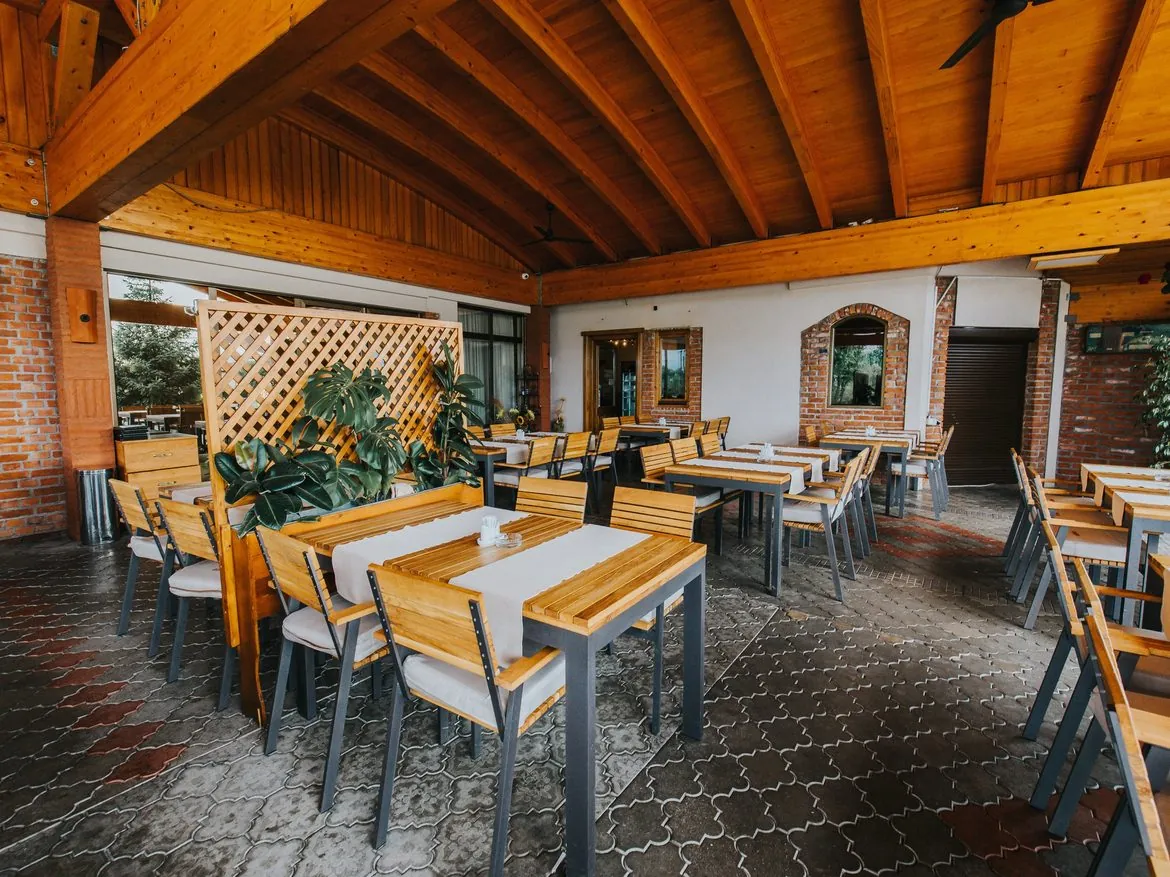 Restaurant à vendre dans la région d'Yverdon, établissement moderne avec logement et terrasse 