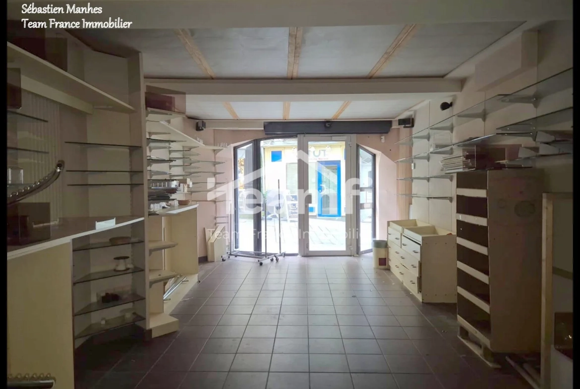 Local professionnel à Thiers, excellente visibilité dans le centre historique - Investissement rentable 