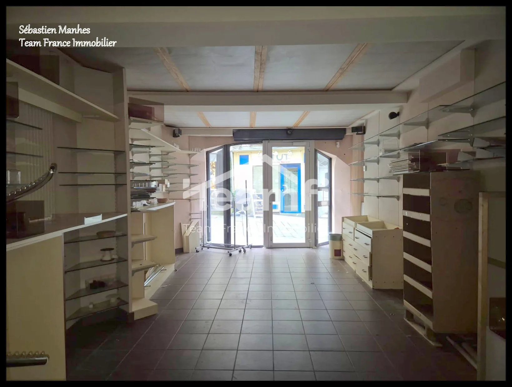 Local professionnel à Thiers, excellente visibilité dans le centre historique - Investissement rentable 