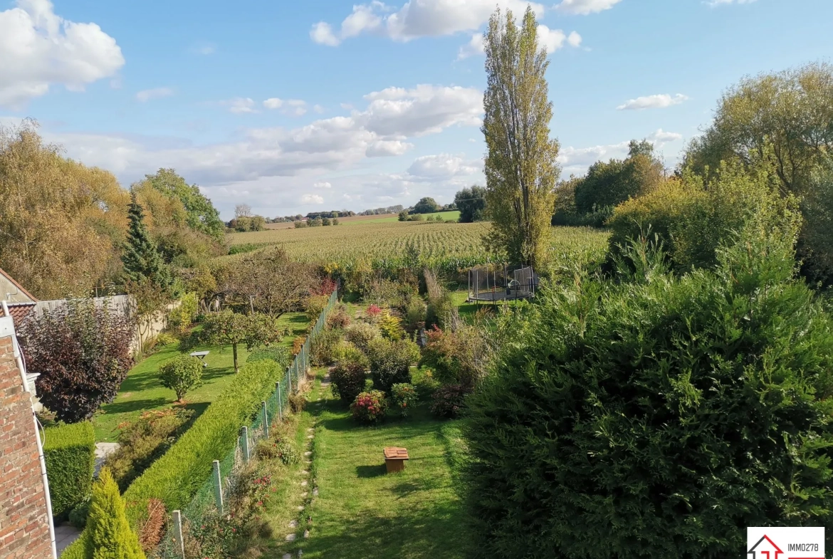 Maison mitoyenne à Oxelaëre près de Cassel – 114 m², jardin, calme 