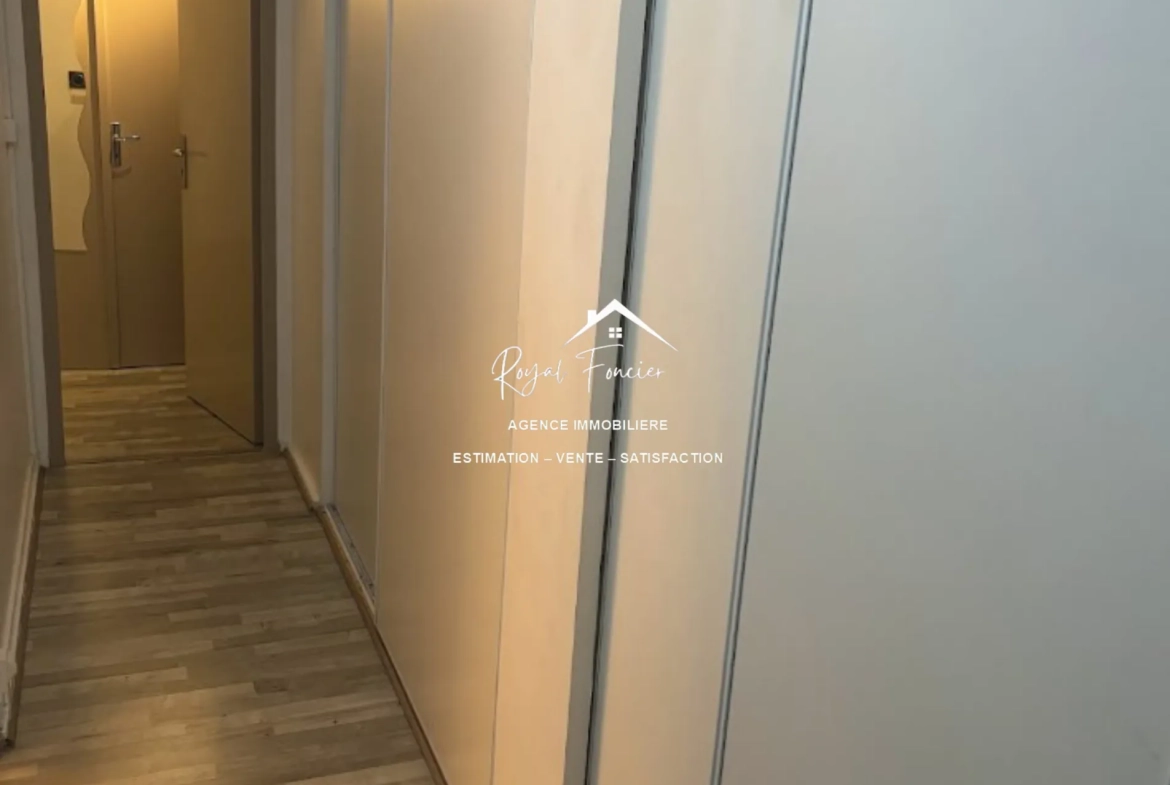 couloir avec rangements  Appartement T4 à vendre à Châtellerault - 82 m², proche centre-ville 