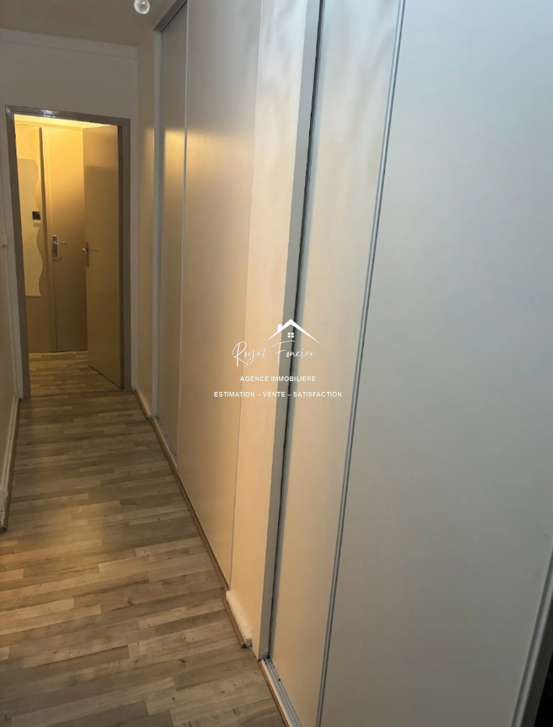 couloir avec rangements  Appartement T4 à vendre à Châtellerault - 82 m², proche centre-ville 