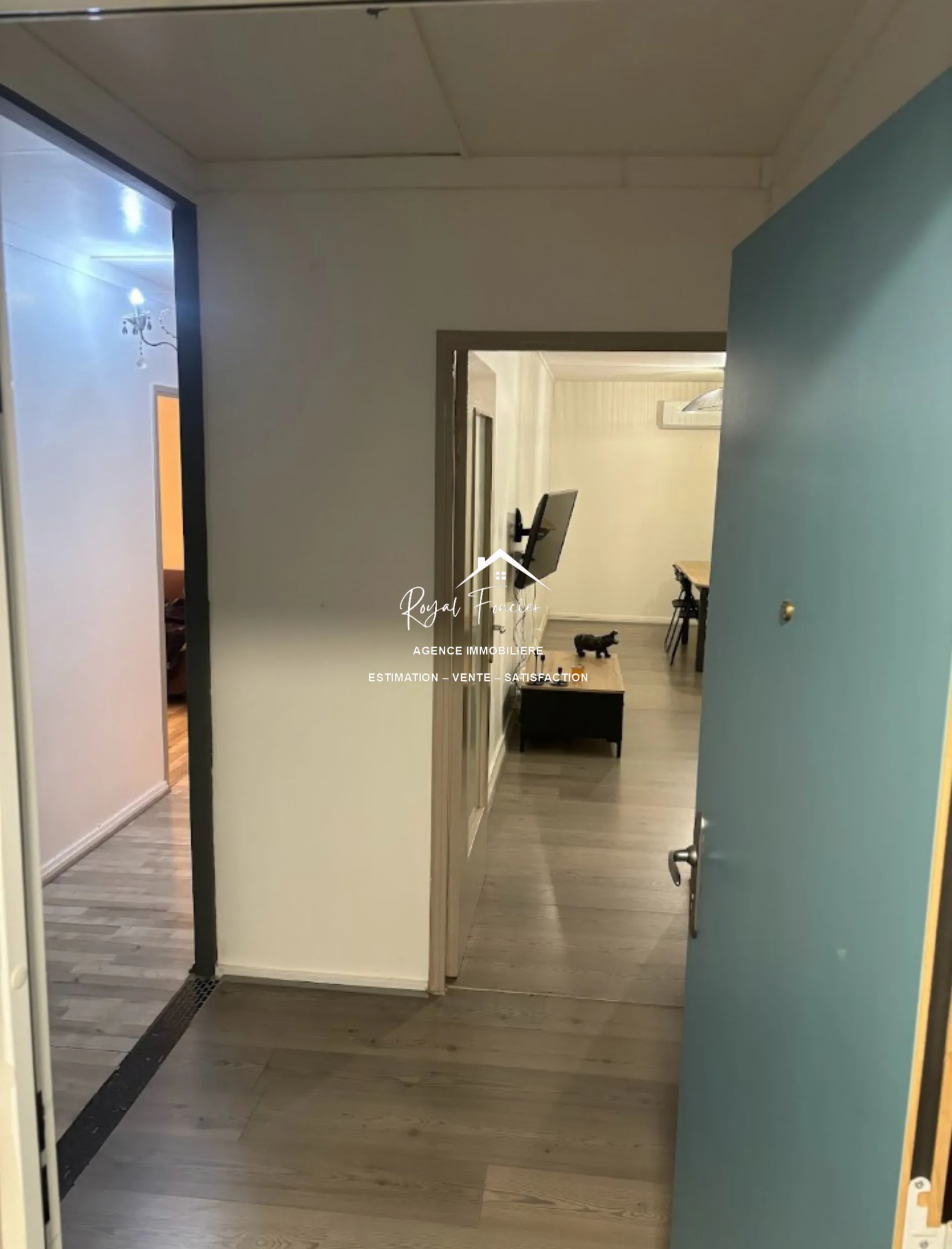 Entrée dans l'appartement  Appartement T4 à vendre à Châtellerault - 82 m², proche centre-ville 