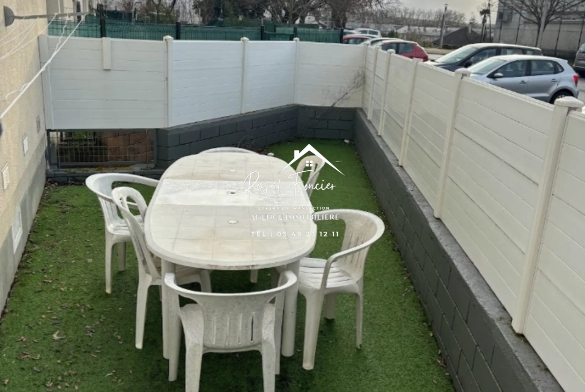 Espace extérieur : jardinet  Appartement T4 à vendre à Châtellerault - 82 m², proche centre-ville 